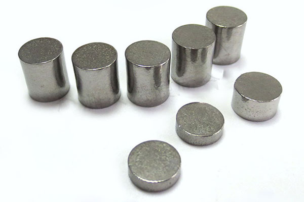 钨合金圆柱又称钨配重砝码，特别适用于汽车配重件，在模块上钻一个或者多个直径为25/64或者更大直径的洞，再填入填入所需数量的钨合金圆柱。然后将一个3/8英寸长的销杆插入洞口。该产品还能加工成军工产品，模具以及各种配重件，例如快艇配重件，车辆配重件，飞机配重件，直升机配重件，船用配重件和坦克配重件，等等。