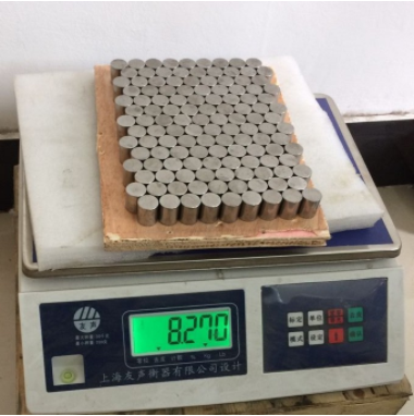 钨合金配重小圆柱、由于配重件的高密度特点，对于控制赛车的重量分配很有效果。