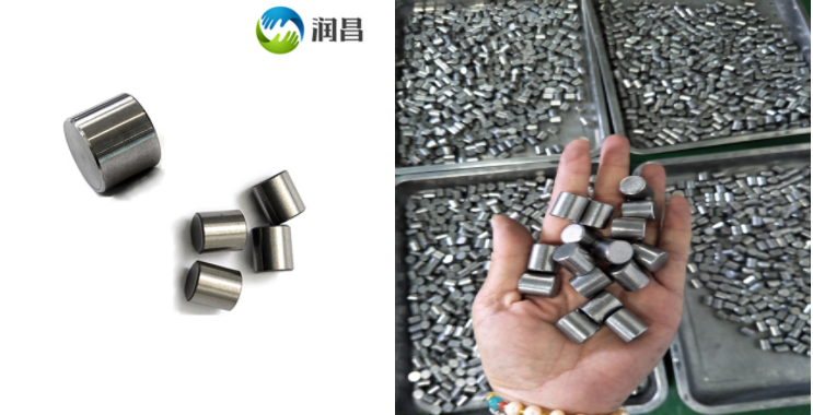 高比重松木车钨钢配重件， 钨合金小圆柱 体积小，比重大，可以用作小零件，用于那些需要高比重零部件。钨合金小圆柱可以作为配重件用于赛车，船，快艇，帆船，飞机，直升机，火箭，坦克等。钨合金小圆柱还可用于精密仪器制造领域。手机振子，时钟，自动手表，防震工具架，飞轮配重件也大量使用该产品。