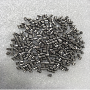  钨合金小圆柱， 钨合金小圆柱 体积小，比重大，可以用作小零件，用于那些需要高比重零部件。钨合金小圆柱可以作为配重件用于赛车，船，快艇，帆船，飞机，直升机，火箭，坦克等。钨合金小圆柱还可用于精密仪器制造领域。手机振子，时钟，自动手表，防震工具架，飞轮配重件也大量使用该产品。