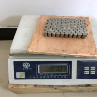  钨合金小圆柱， 钨合金小圆柱 体积小，比重大，可以用作小零件，用于那些需要高比重零部件。钨合金小圆柱可以作为配重件用于赛车，船，快艇，帆船，飞机，直升机，火箭，坦克等。钨合金小圆柱还可用于精密仪器制造领域。手机振子，时钟，自动手表，防震工具架，飞轮配重件也大量使用该产品。
