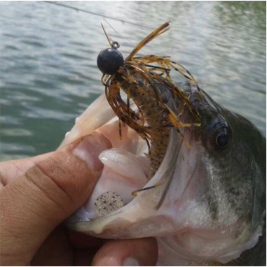 钨树脂钩，钨树脂是合成树脂中的一种，它是由钨和各种高聚物结合在一起所形成的非金属混合物，根据高聚物的性质来决定钨树脂的性能，其中钨颗粒的体积占60%，重量占96%。钨树脂的密度大、体积小、抗辐射能力强、无毒环保，而且具有树脂产品的易于加工，可塑性强，耐腐蚀，较好的延展性，原材料成本低等特点，所以用途很广泛，应用越来越越普及。常用做配重产品，如玩具车配重、模型飞机配重、渔具配重等。