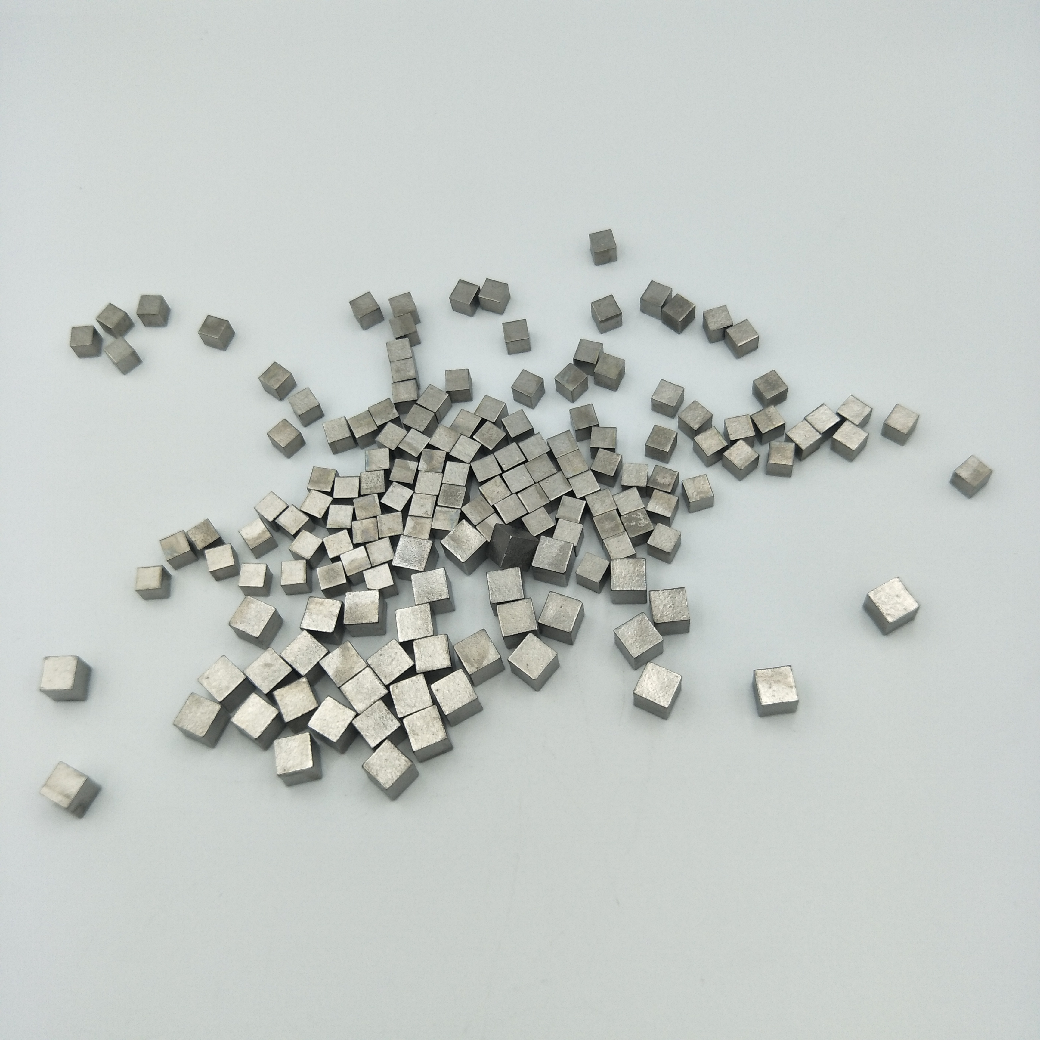 由于钨具有高熔点和良好的耐腐蚀性，使得钨合金块成为制作模具的最*佳原材料。
