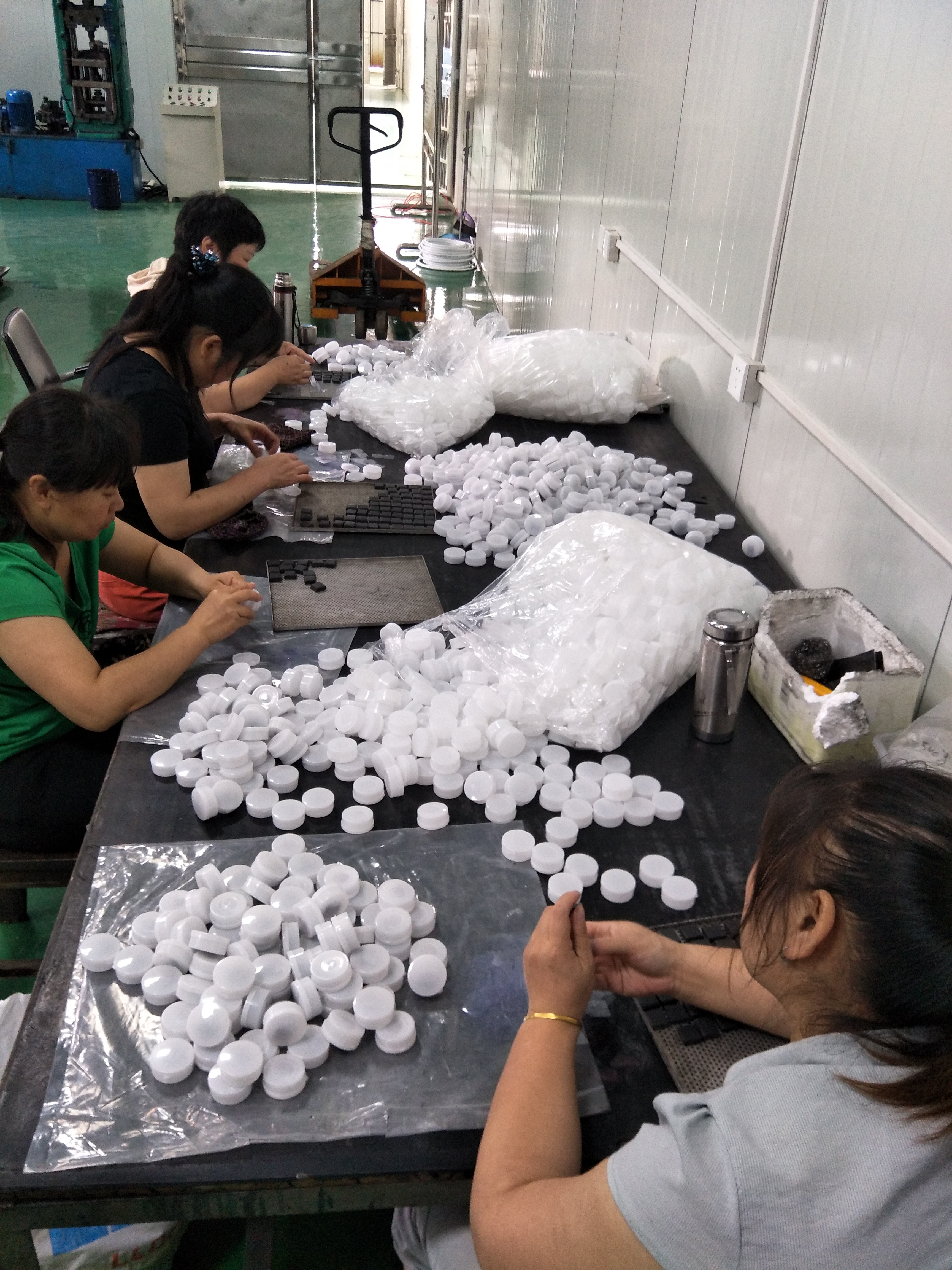 渔具用钨泥生产包装中，&nbsp;树脂钨泥主要用途：是配重领域及防辐射领域，如玩具配重和渔坠子及防辐射服等，故又称为渔具用钨泥。