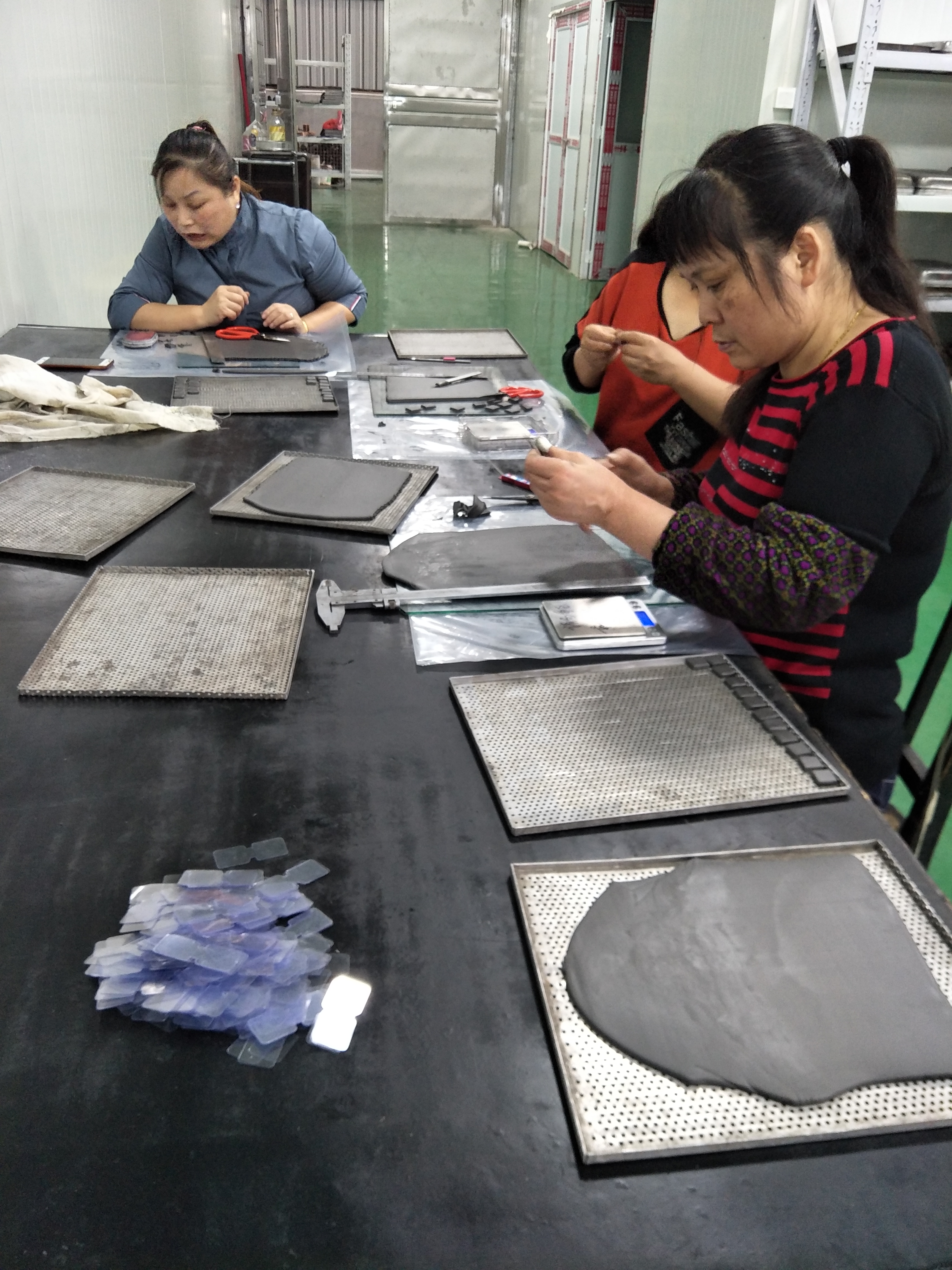 钨腻子，钨泥的用途 玩具配重：钨泥具有一定的密度优势所以常用做配重产品使用，可以用于松木玩具车、模型飞机等配重。钨泥可揉捏的形态，对重量进行微调，便于控制配重的重量。钨泥成分无毒，特别适合儿童使用。 渔坠子：钨泥具有疏水性，所以在渔具中可以充当渔坠子使用，用手轻揉便可以把钨泥固定在鱼线或者鱼钩上，具有很好隐蔽性，便于在各种水域中使用。钨泥的密度大，使用钨泥可以让渔坠子下沉得更快。