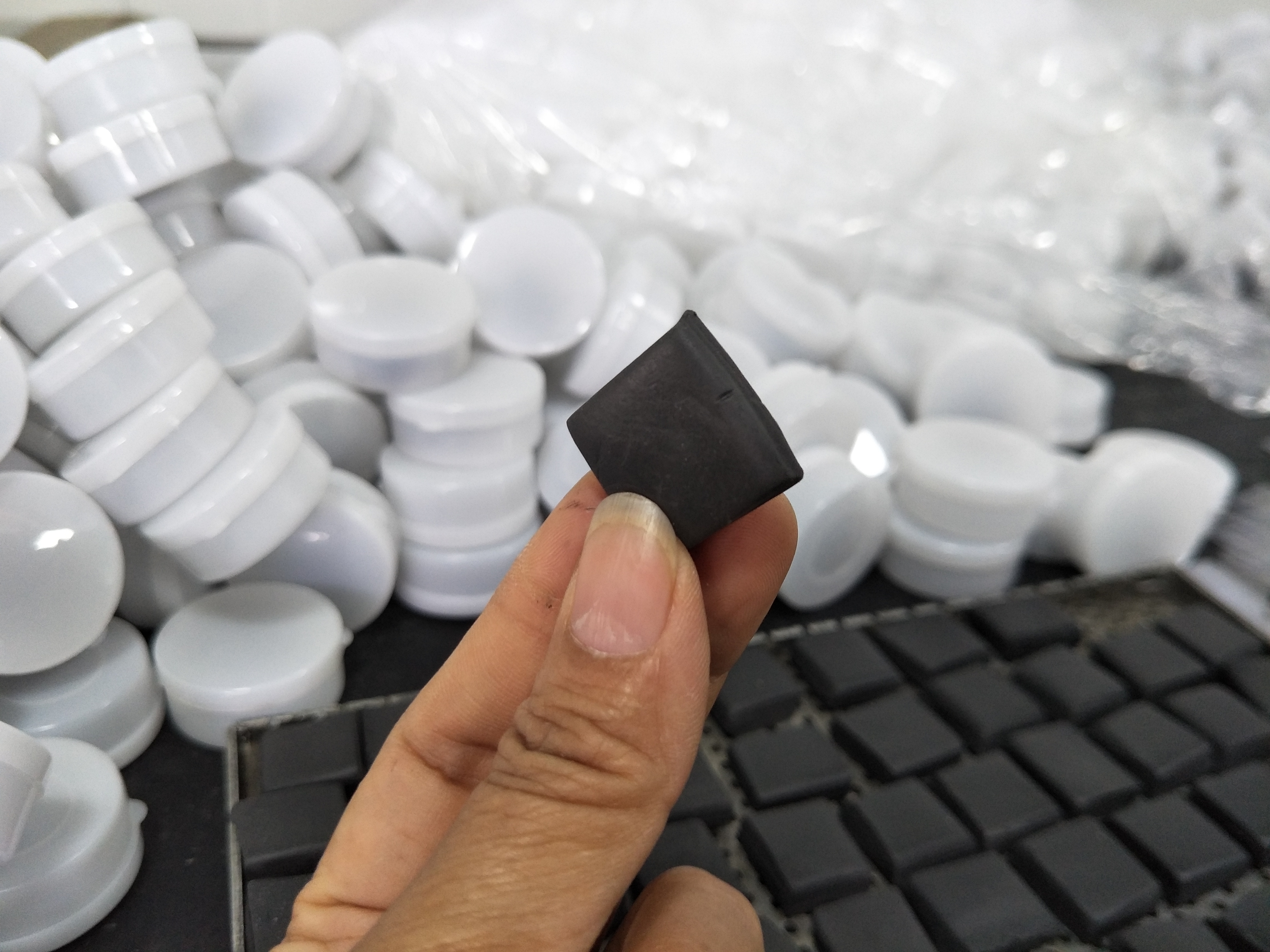 钨泥、钨泥的用途 玩具配重：钨泥具有一定的密度优势所以常用做配重产品使用，可以用于松木玩具车、模型飞机等配重。钨泥可揉捏的形态，对重量进行微调，便于控制配重的重量。钨泥成分无毒，特别适合儿童使用。 渔坠子：钨泥具有疏水性，所以在渔具中可以充当渔坠子使用，用手轻揉便可以把钨泥固定在鱼线或者鱼钩上，具有很好隐蔽性，便于在各种水域中使用。钨泥的密度大，使用钨泥可以让渔坠子下沉得更快。
