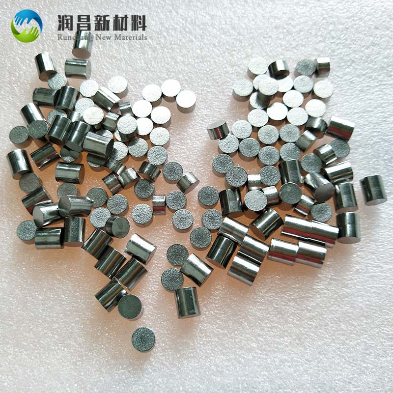 钨合金小圆柱、钨合金圆柱体是钨合金产品的一种，它具有密度大、硬度高、抗拉强度、延伸率、抗冲击韧性等方面的优点。主要运用在军事武器零件以及交通工具配重等方面。尤其是在精密仪器领域，比如，手机振子，钟表振子，自动上发条的手表，抗振刀架，飞轮配重等。