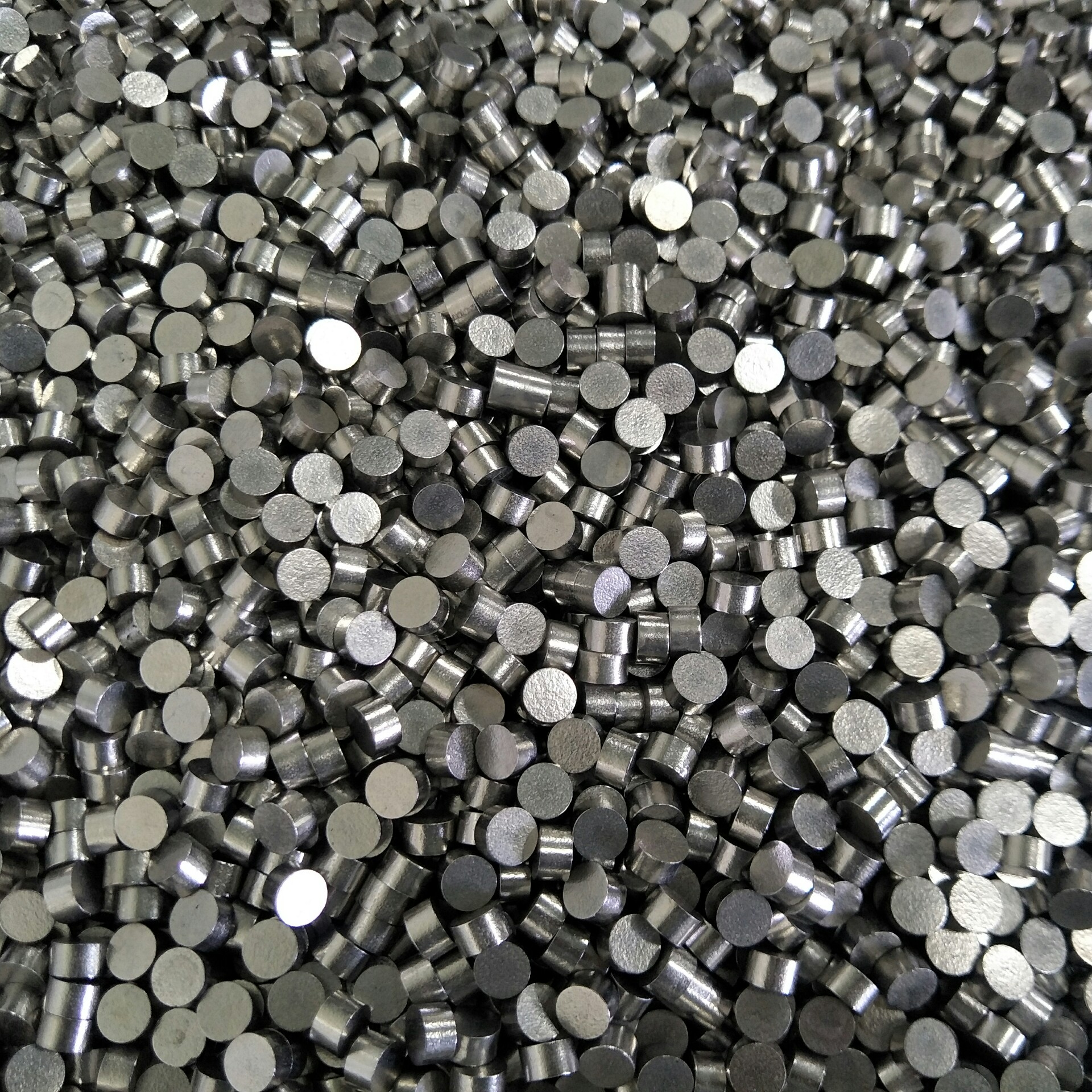 钨合金圆柱、钨以纯金属状态和以合金系状态广泛应用于现代工业中，合金系状态中最主要的是合金钢、以碳化钨为基的硬质合金、耐磨和强热合金。