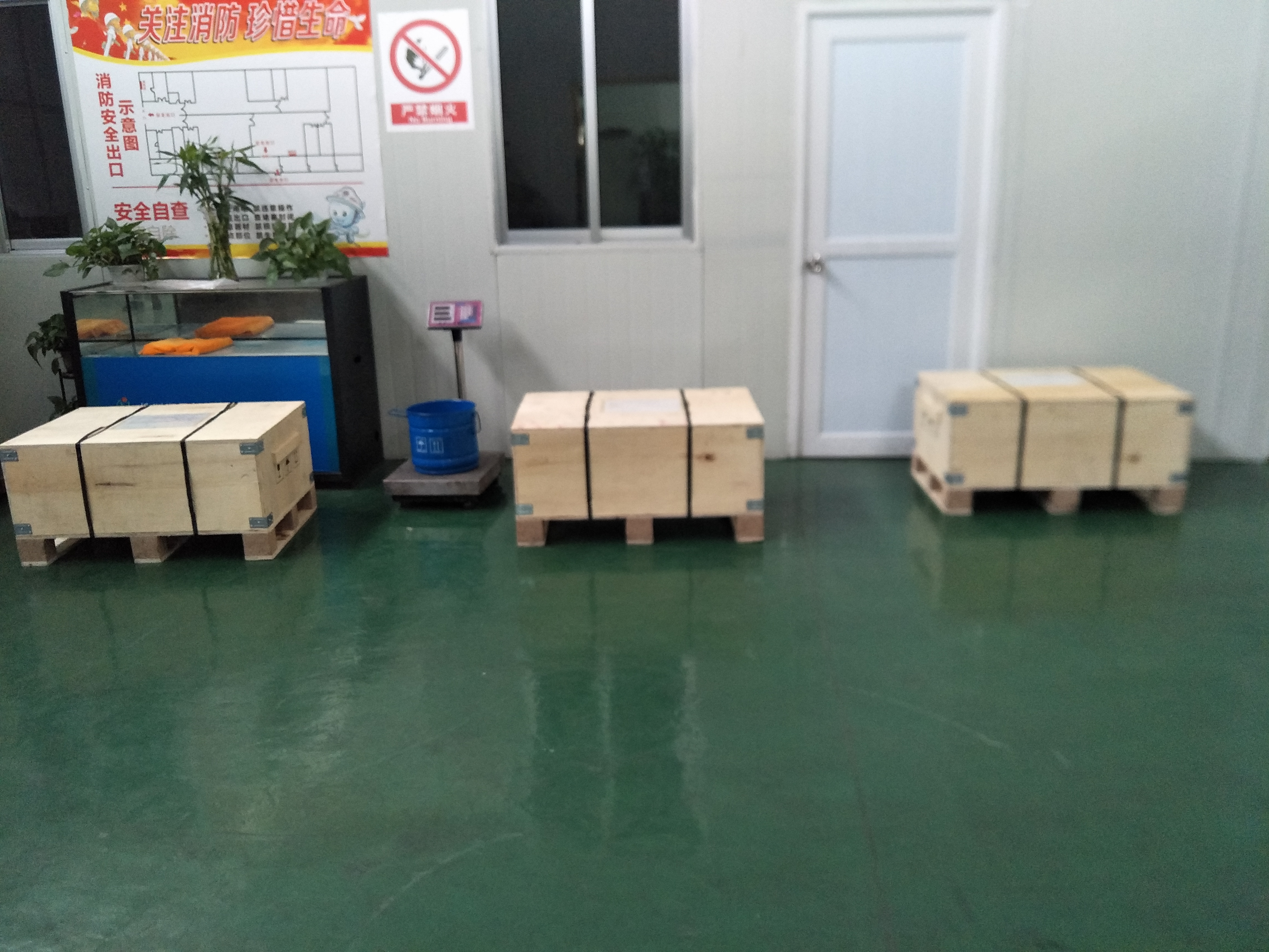 钨铜合金应用在电火花加工，电化学加工电极。钨铜合金因在应用中属于高耐热性，由于合金触头材料的耐电弧侵蚀，部分应用在电阻焊，作为电气接触，并作为散热器与高电气和/或热导率和低热膨胀相结合。