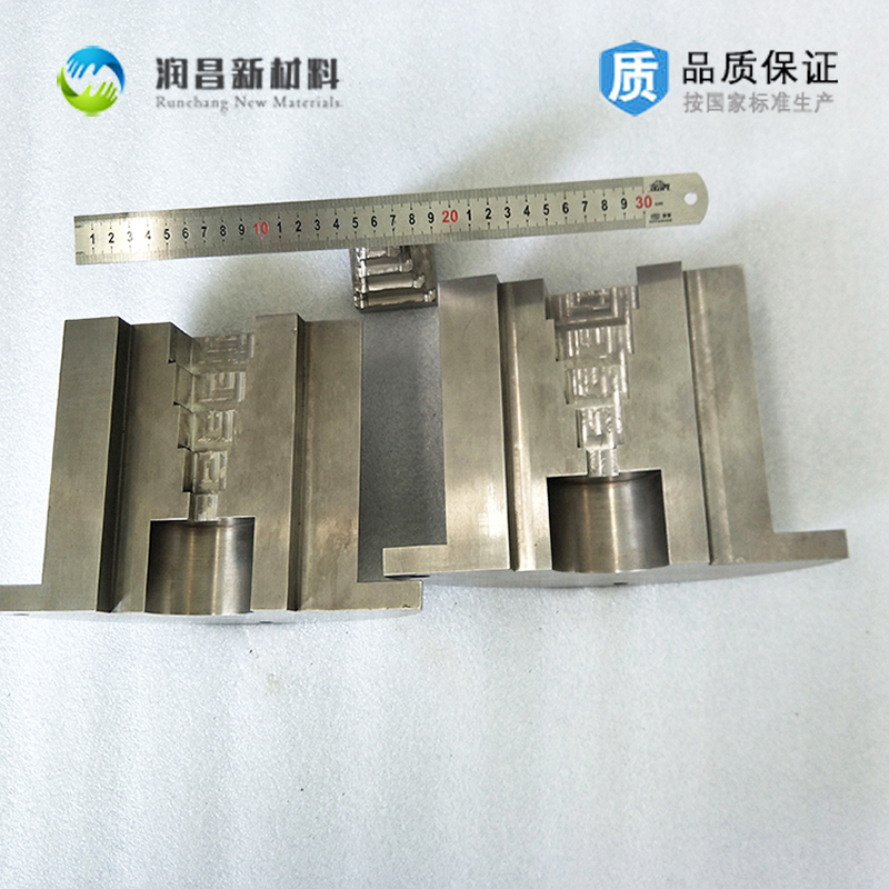 由于医用钨合金屏蔽件的钨合金材料具有对各种射线的屏蔽本领高的优点，对阻止150keV的γ射线，衰减90%的 厚度仅需3mm厚，非常适合于对空间分辨率要求高的场合，如医疗准直器，多页光栅等。钨合金材料有着很高的密度(比铅大60%),减小了射线屏蔽件的尺寸， 却不影响射线屏蔽效果。就相同辐射屏蔽性能的钨合金和铅相比较，钨合金的体积不到铅的1/3。