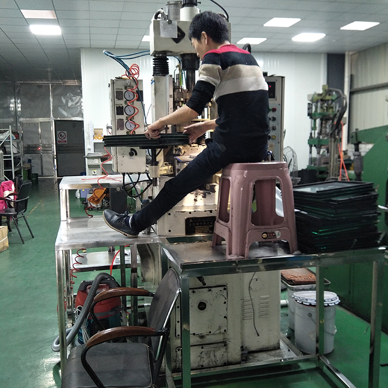医用钨合金屏蔽件的钨合金材料具有对各种射线的屏蔽本领高的优点，对阻止150keV的γ射线，衰减90%的 厚度仅需3mm厚，非常适合于对空间分辨率要求高的场合，如医疗准直器，多页光栅等。钨合金材料有着很高的密度(比铅大60%),减小了射线屏蔽件的尺寸， 却不影响射线屏蔽效果。生产车间中