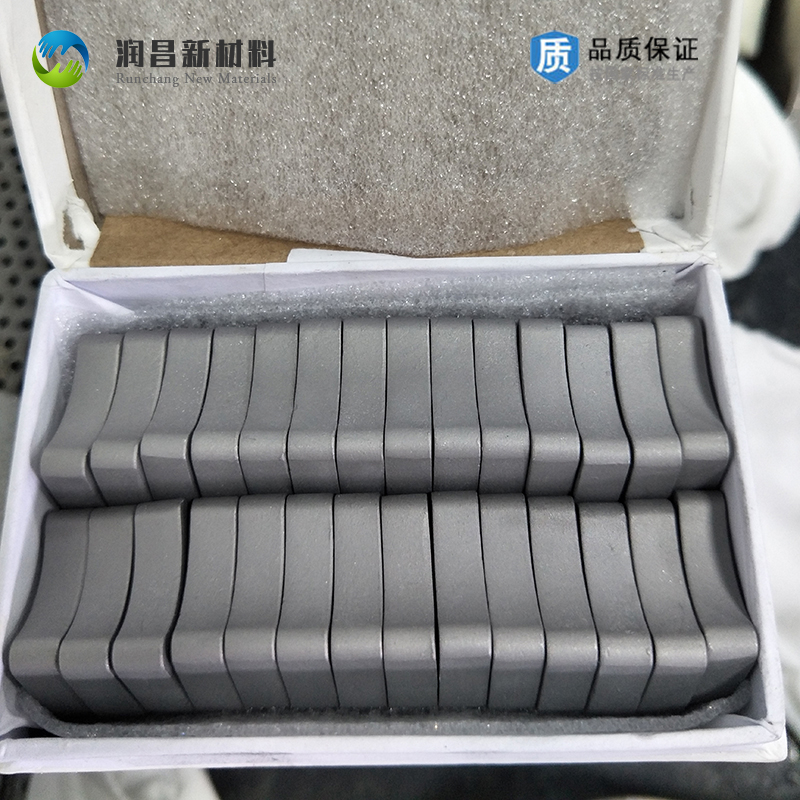 钨合金高尔夫球头因钨合金密度大，体积小，环保无毒因素，在重量和体积上起配重与平衡作用，再加上钨合金材质的环保性，更是得到了广泛的运用，采用磨、车、铣等机械加工方法，可以生产各种复杂的配件并且达到相应的精度标准。