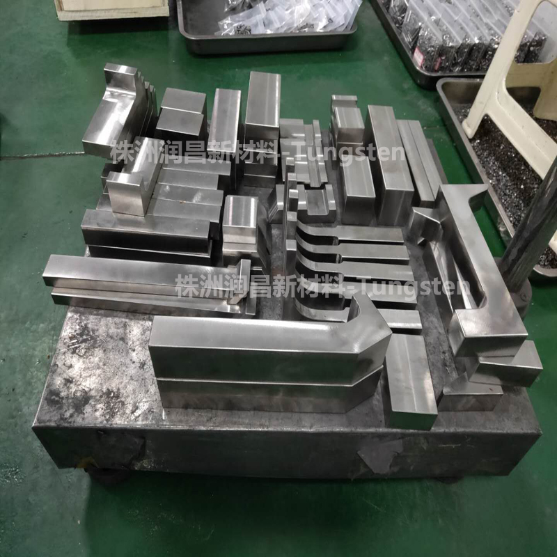 从工作效能上讲，钨基铆钉托杆比钢好。研究表明，钨基铆钉托杆棒材能有效地减少振动，因此也就减少了得白手指症或腕管综合症的机率。